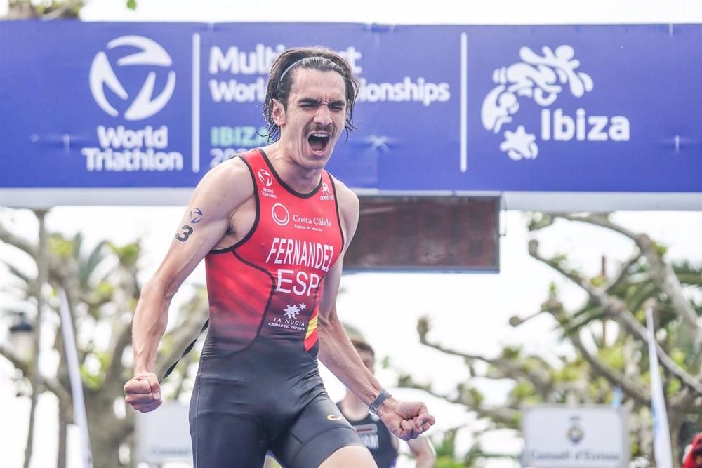 Cristian Fernández se proclama campeón del mundo de acuatlón