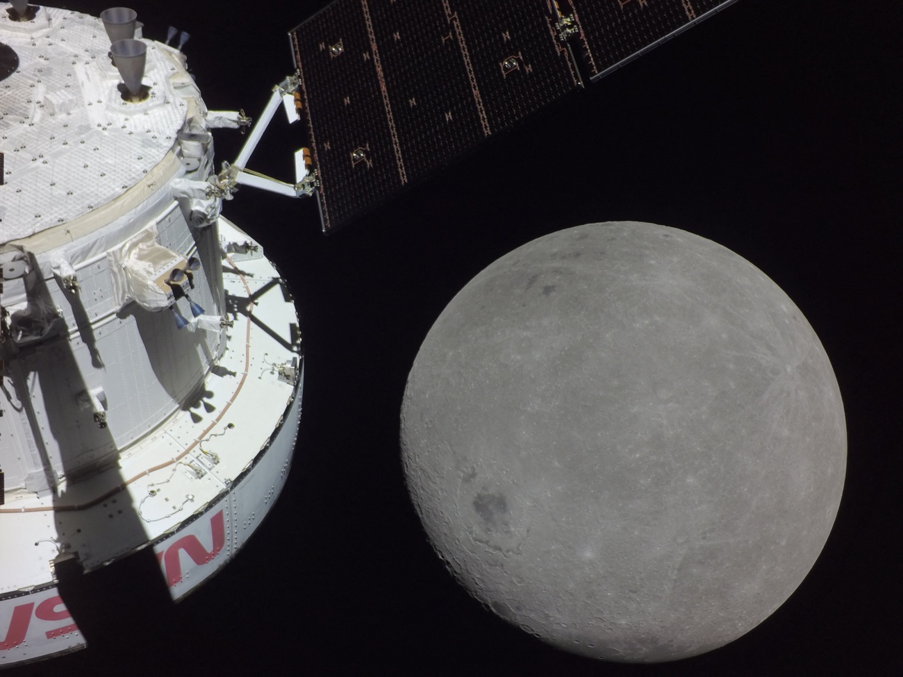 Aproximación de la nave Orion a la inserción orbital lunar