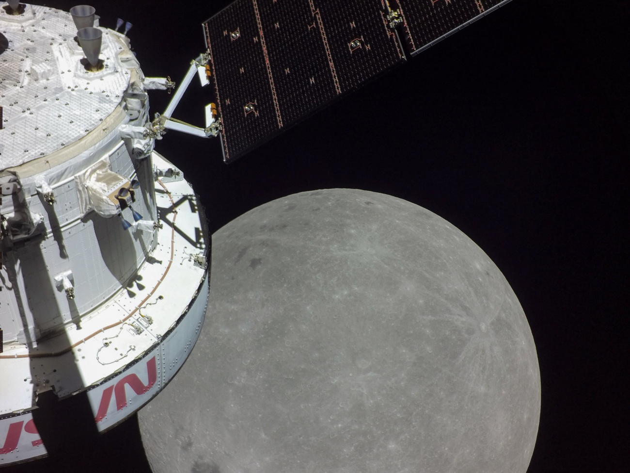 Aproximación de la nave Orion a la inserción orbital lunar