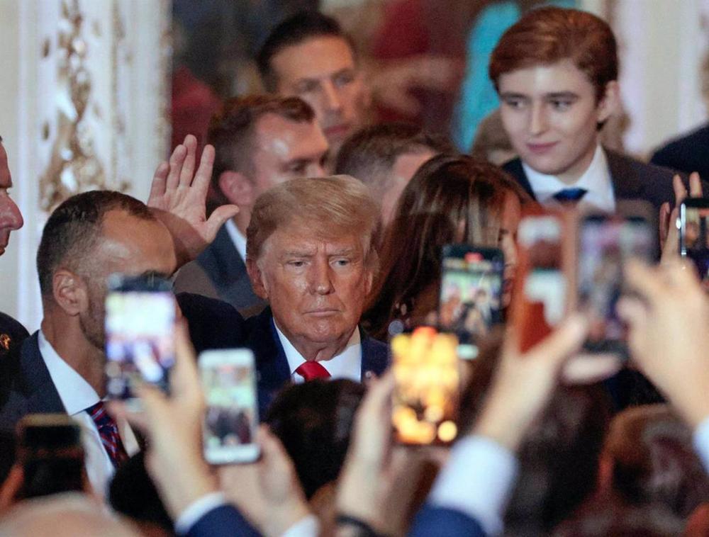 Crecen las críticas entre los republicanos por la cena de Trump con un reconocido supremacista blanco