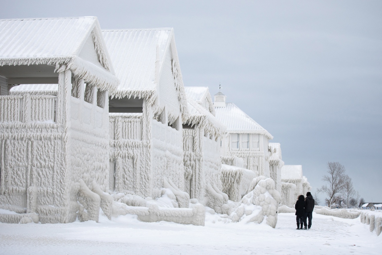 Gelo e neve, as imagens deixadas para trás pela tempestade Elliot ao passar pelo Canadá