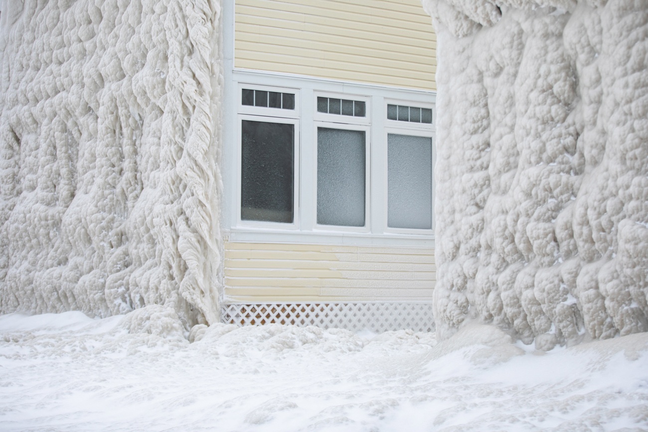 Ghiaccio e neve, le immagini lasciate dalla tempesta Elliot mentre attraversa il Canada