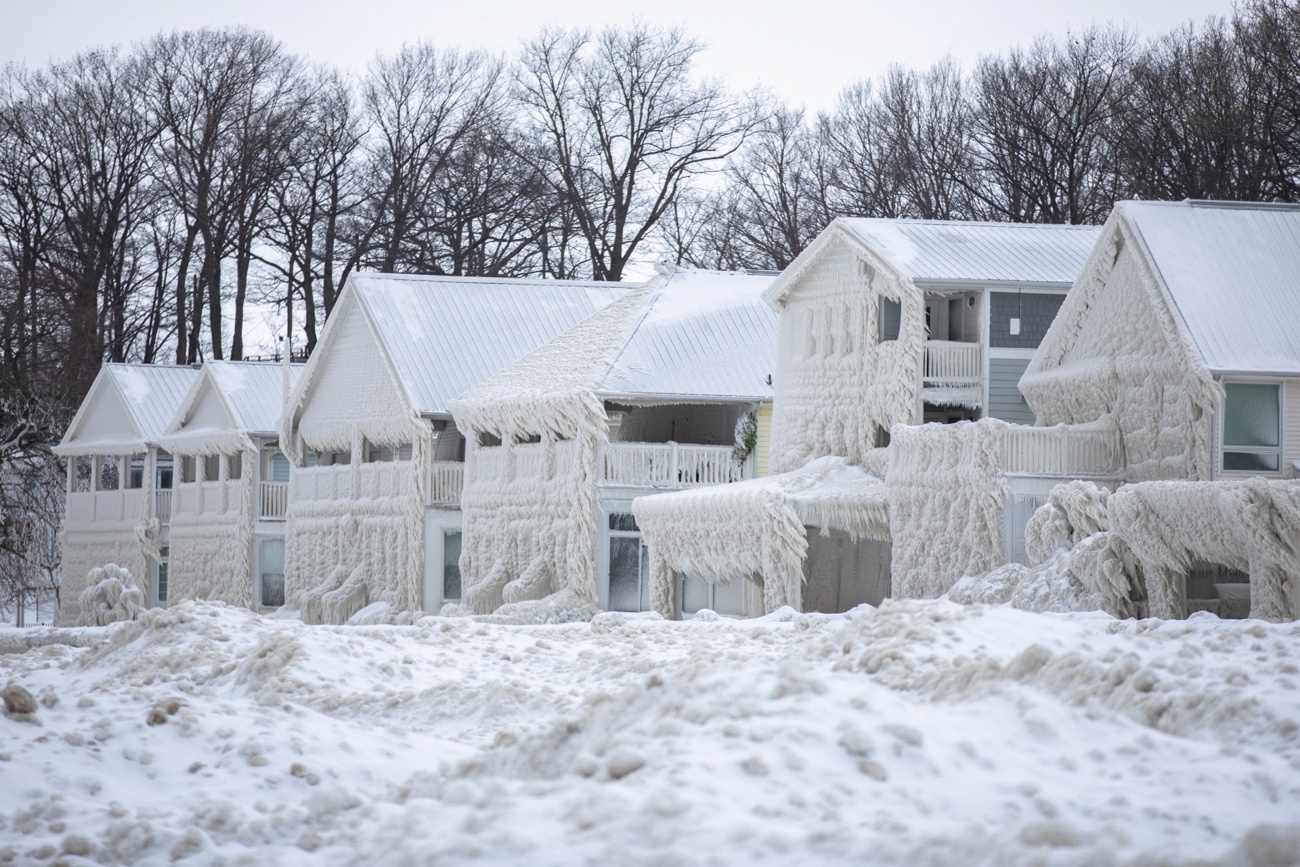 Ice and snow, the images left by storm Elliot as it passed through Canada