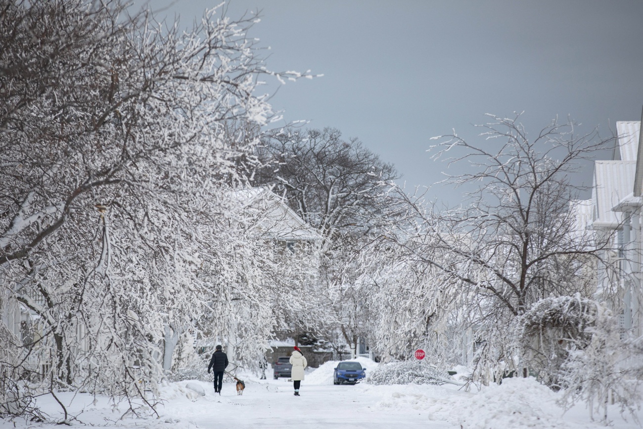 Ghiaccio e neve, le immagini lasciate dalla tempesta Elliot mentre attraversa il Canada