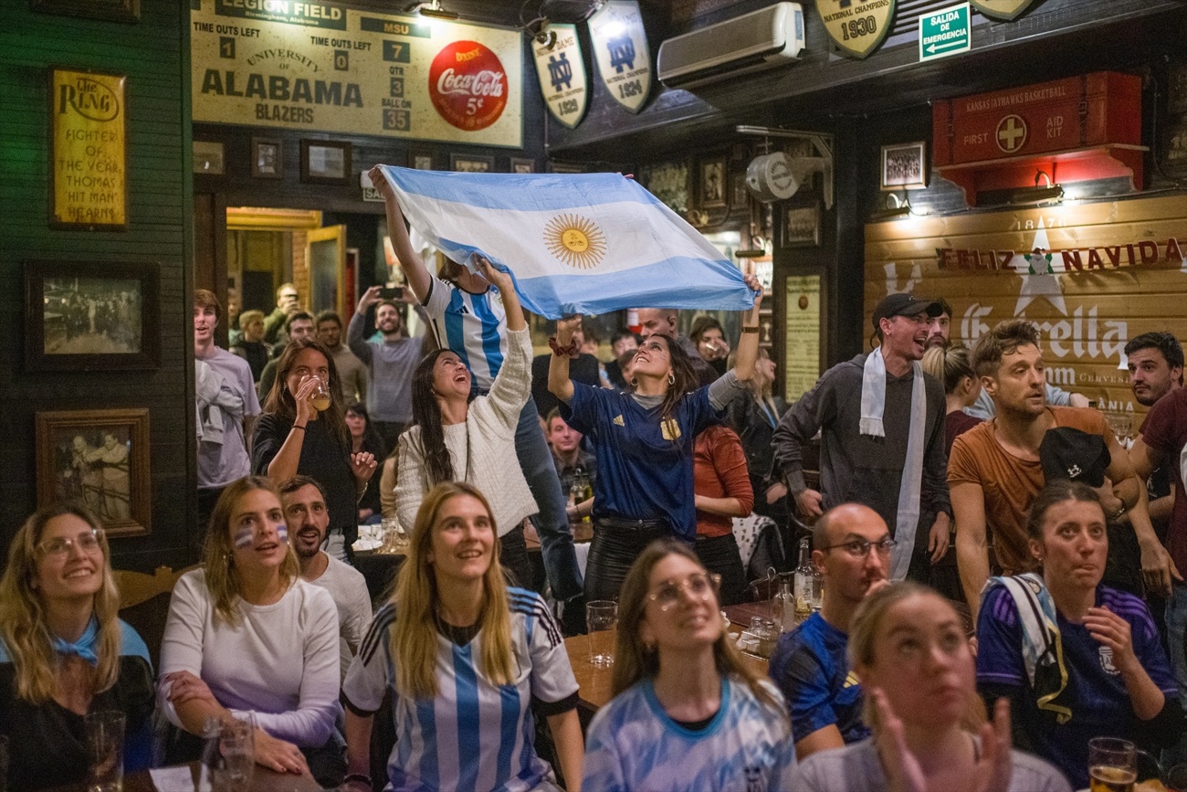 Aficionados celebran la victoria de Argentina en Barcelona