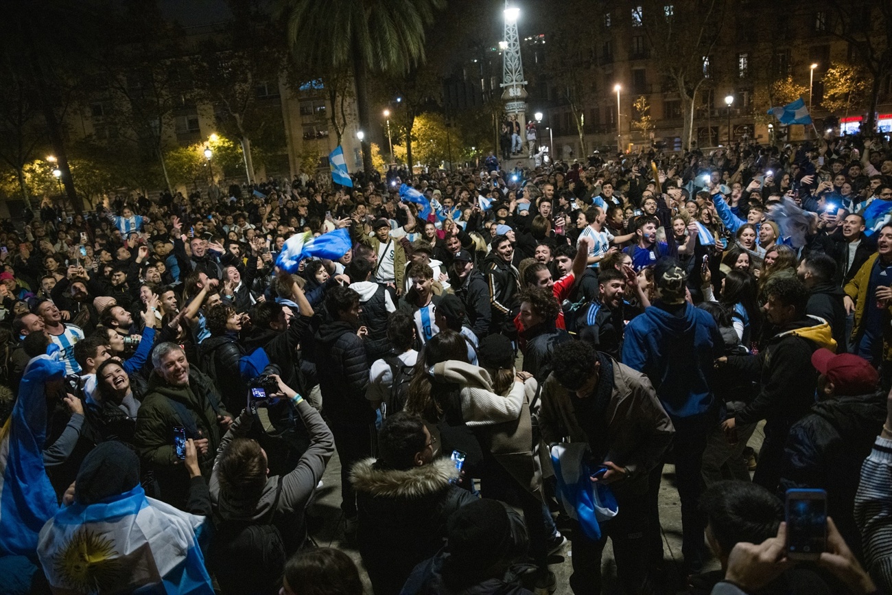 Fans celebrate Argentina's victory in Barcelona