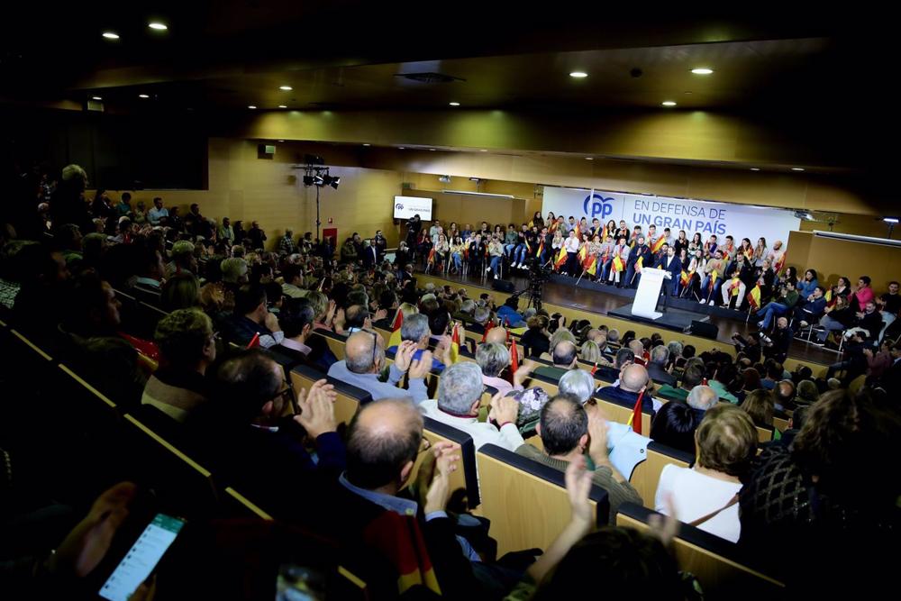 Medio millar de personas reciben a Núñez y Feijóo en Albacete entre aplausos y gritos de «presidente»