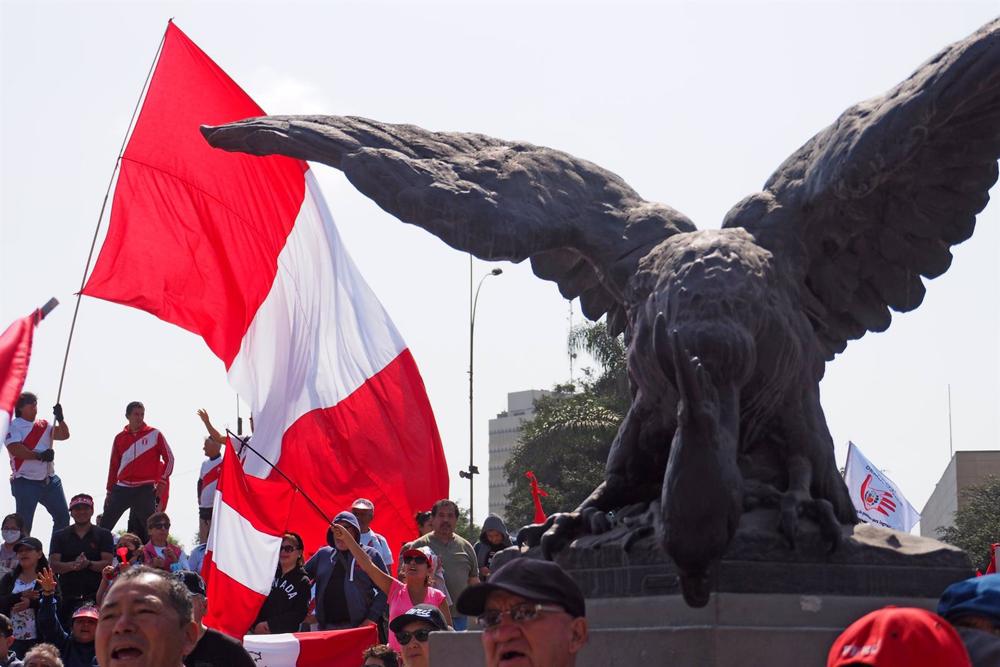 Des manifestants descendent dans la rue à Lima après la destitution du président péruvien.