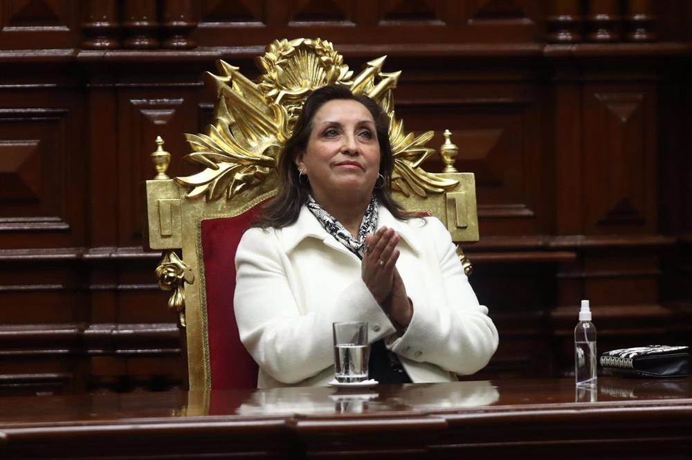 Dina Boluarte toma posse como nova presidente do Peru, a primeira na história do país.