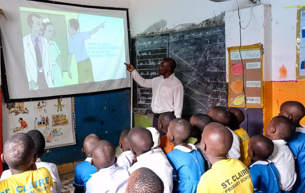 Bruselas destina 100 millones para promover la formación de profesores en África