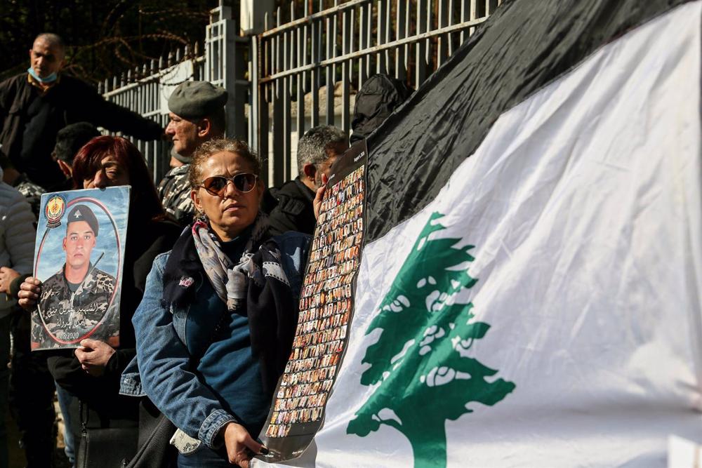 Familien und Angehörige der Opfer der Explosion in Beirut fordern die Entlassung des Generalstaatsanwalts