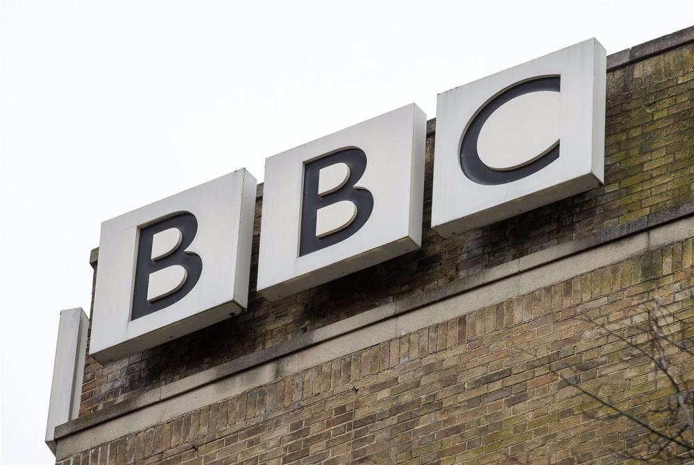 Marcado pérdida Galantería Arabic version of BBC radio closes after 85 years due to budget cuts