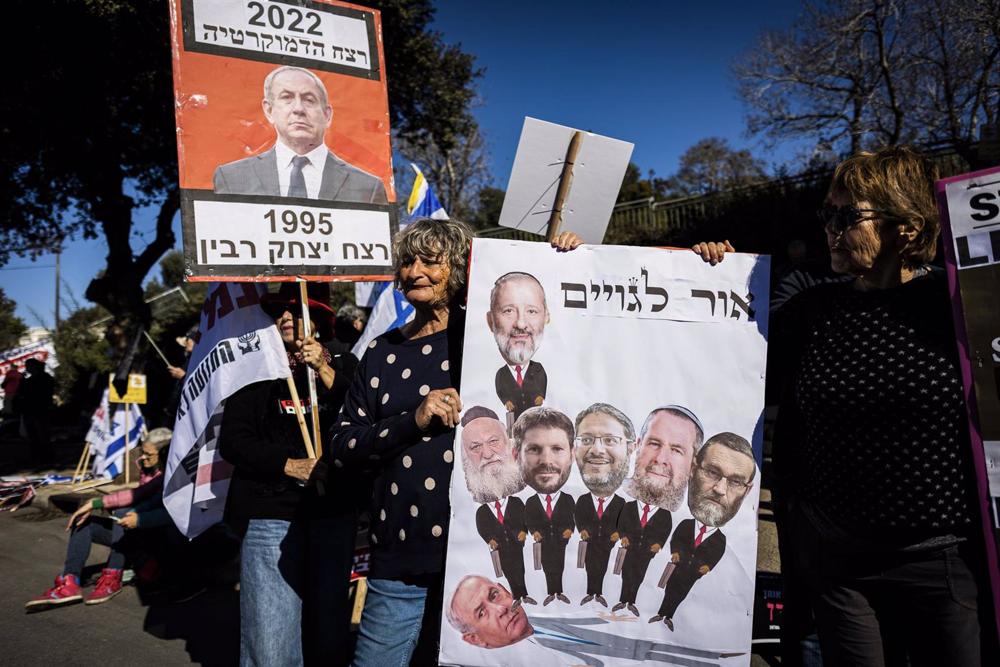 Moyen-Orient – La manifestation hebdomadaire anti-Netanyahou commence par une minute de silence pour les bombardements