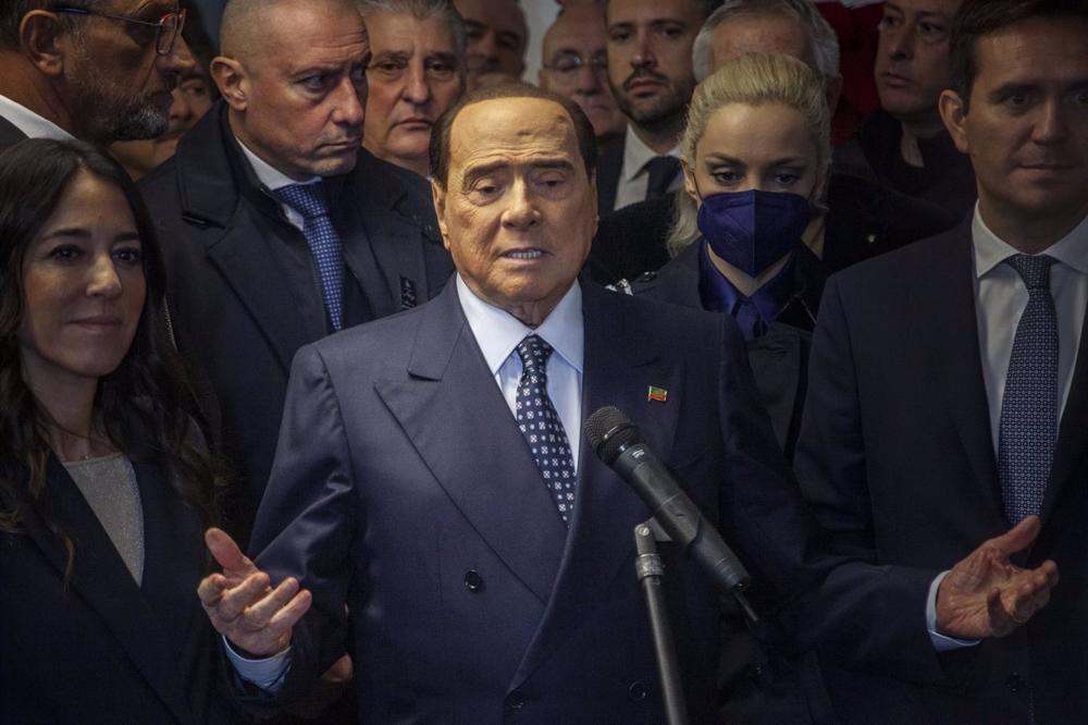Berlusconi insiste en su promesa machista del autobús de prostitutas: «Me piden que cumpla»