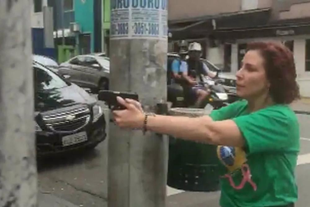 Brazilian Supreme Court investigates bolsonarista congresswoman who chased a man with a gun in the middle of the street