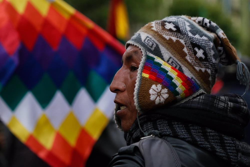 El Gobierno boliviano afea a un diputado peruano que llamara «mantel de chifa» a la bandera wiphala