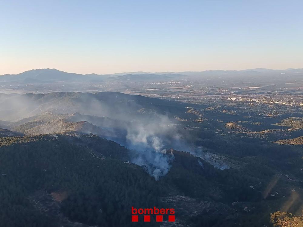 Desalojadas una decena de personas por un incendio forestal en Bítem (Tarragona)