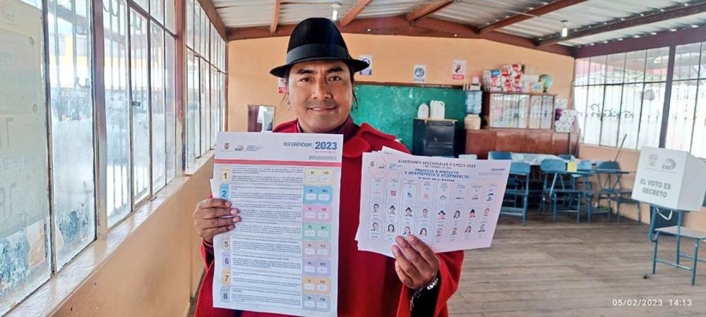 El líder indigenista Leonidas Iza pide transparencia en el conteo de votos en el referéndum de Ecuador
