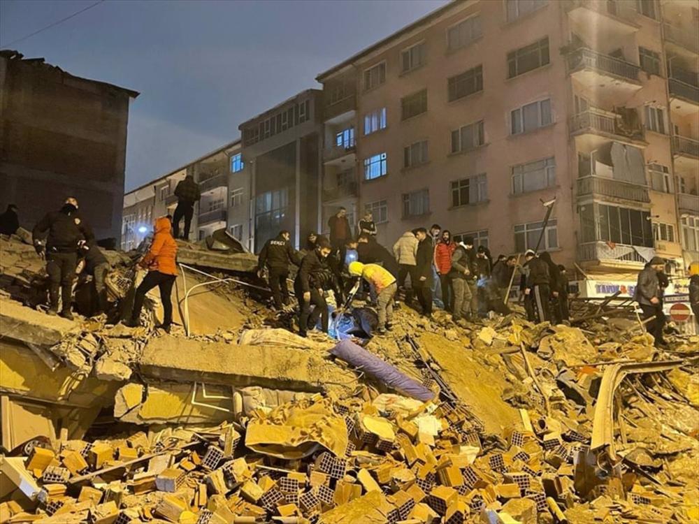 Turchia/Siria: più di 1.300 morti nel terremoto vicino al confine tra Turchia e Siria