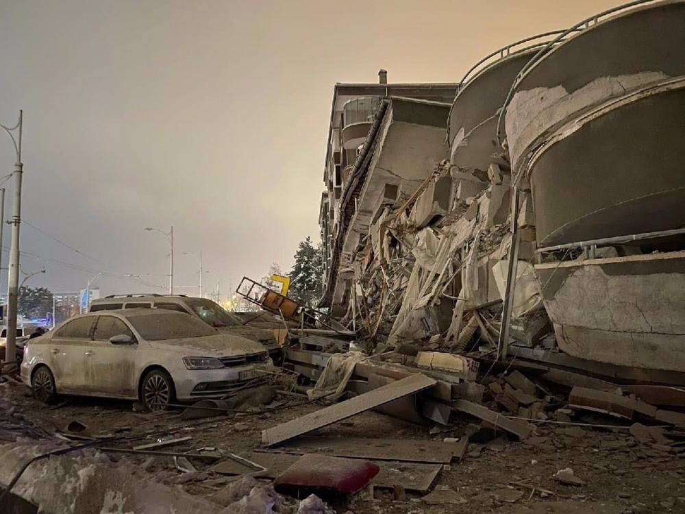 Registrato un nuovo terremoto di magnitudo 7,6 in Turchia, mentre sono in corso i soccorsi dopo la scossa precedente