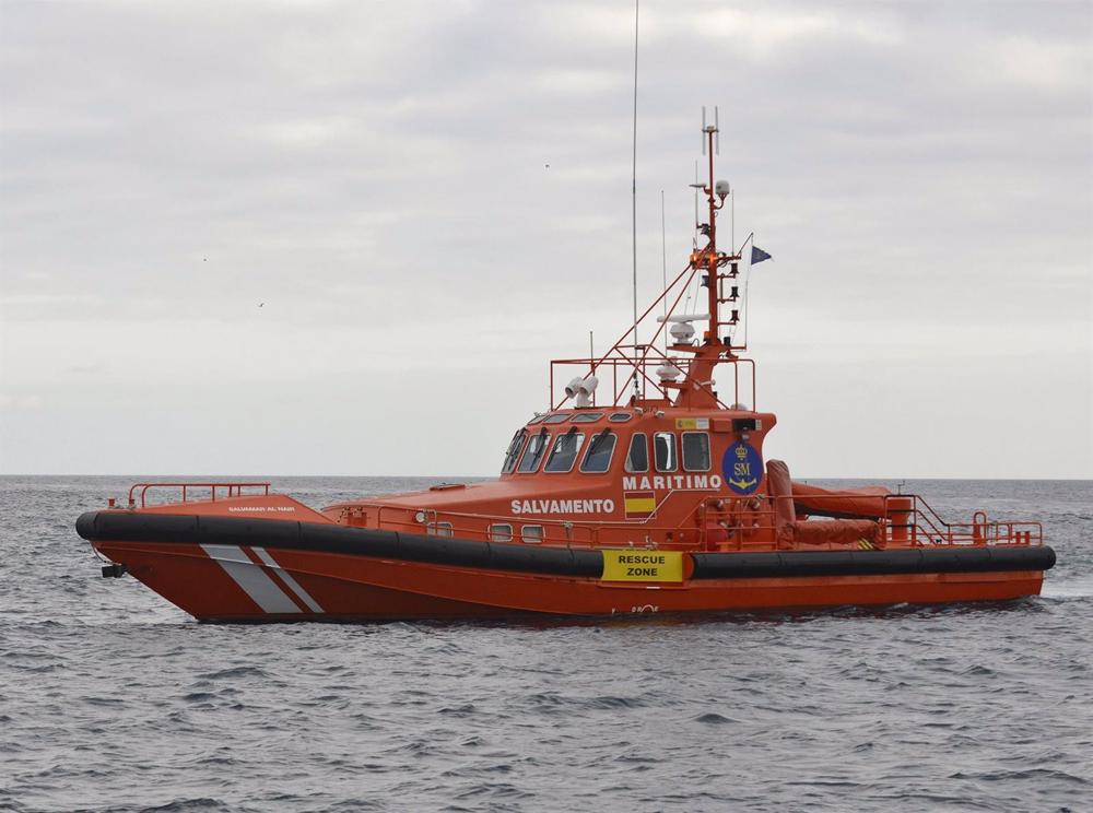 Rescatan a 45 personas a bordo de una patera a unos 55 kilómetros de Lanzarote