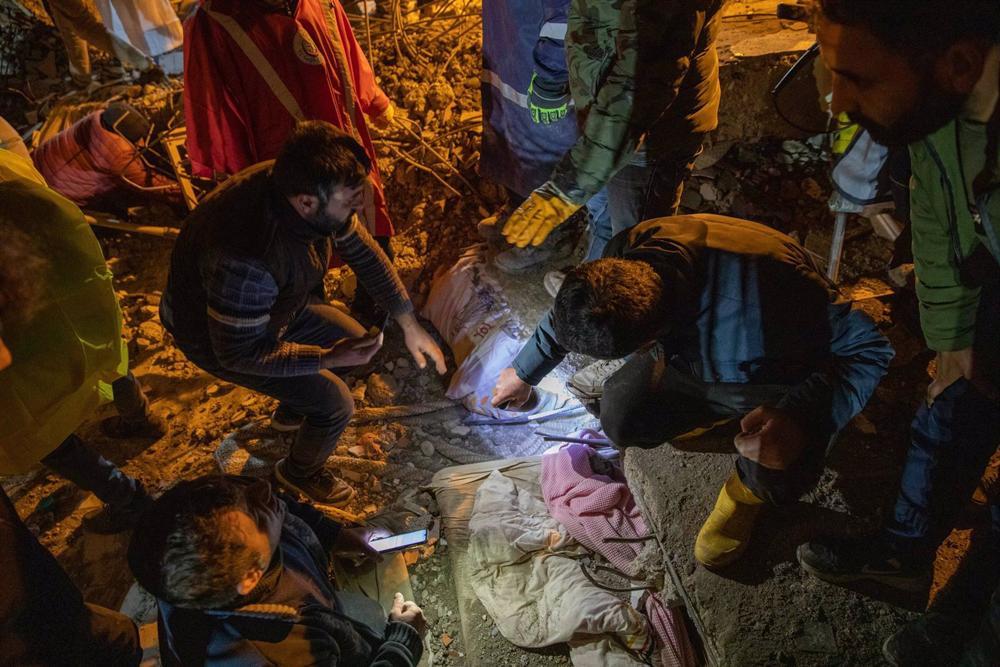 Mutter und sechs Monate altes Baby nach 29 Stunden unter Gebäudetrümmern in der Türkei gerettet
