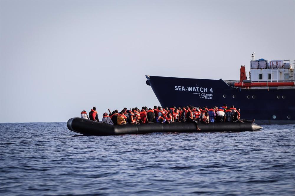La nave di soccorso «Sea Watch 4» sbarca oltre 100 migranti in Italia