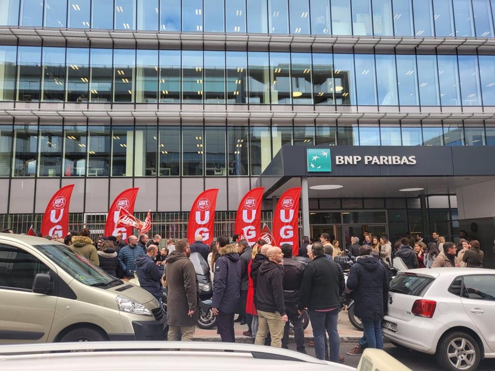 Unos 300 empleados de BNP Paribas protestan frente a su sede en Madrid pidiendo mejoras salariales