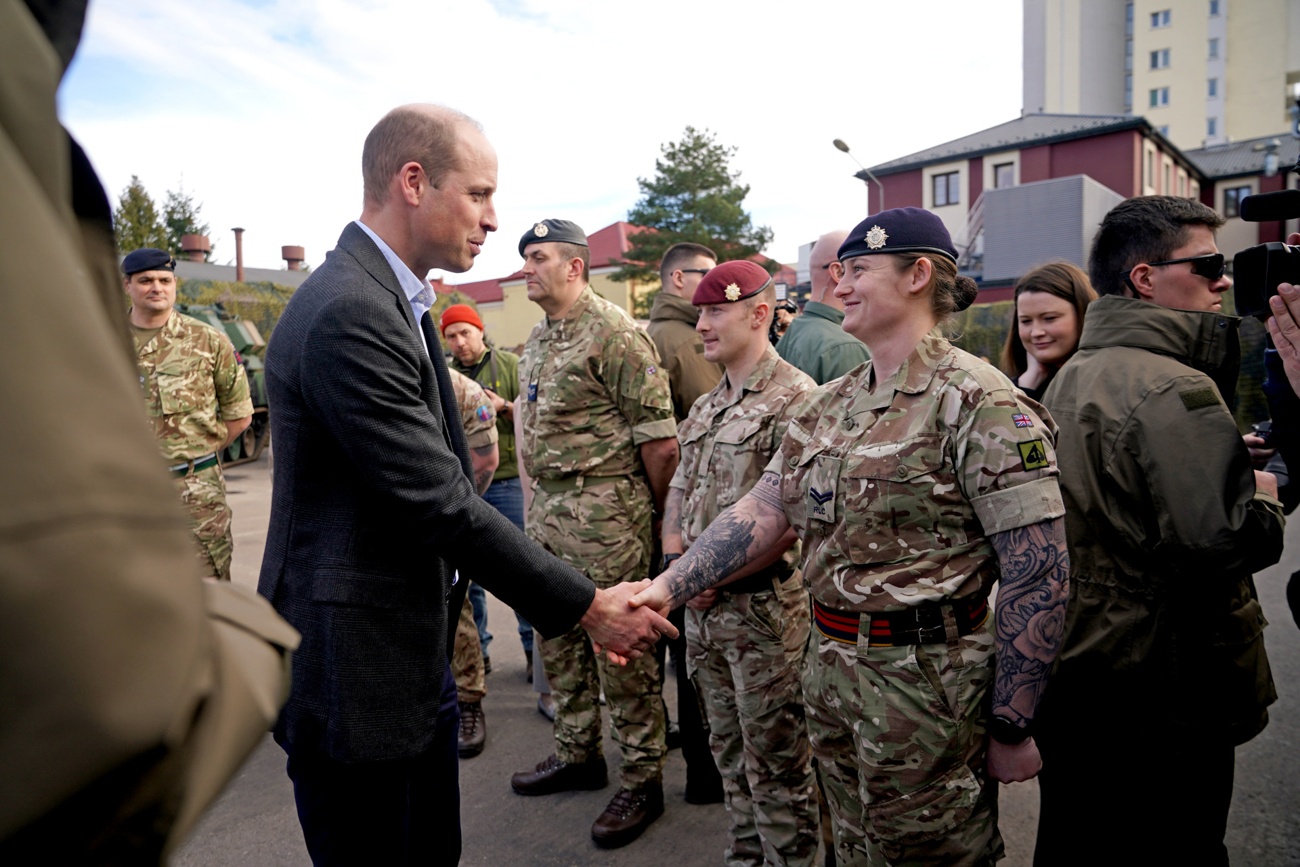 El príncipe Guillermo visita por sorpresa a las tropas británicas en la frontera con Ucrania