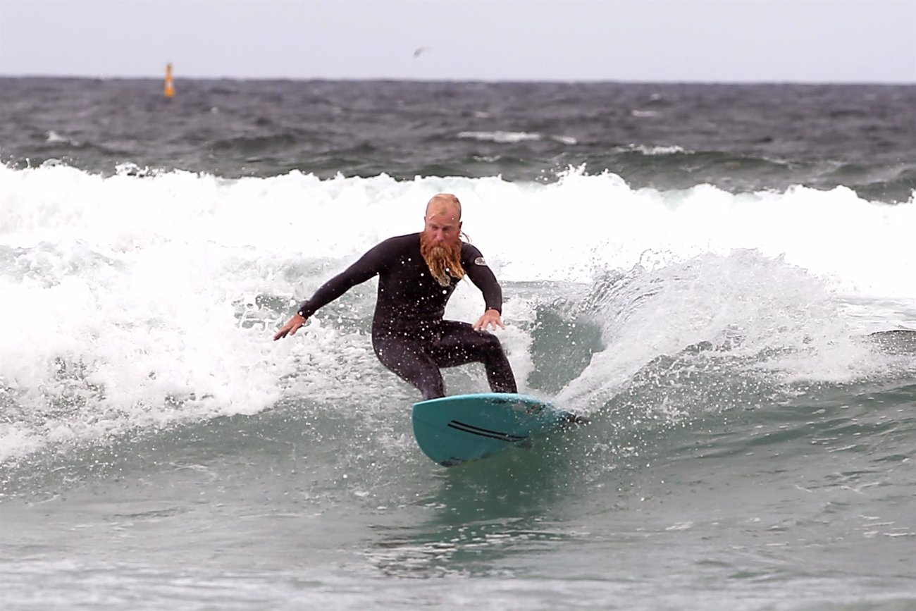 Surfing.- Blake Johnston breaks world record for longest surfing session in Sydney