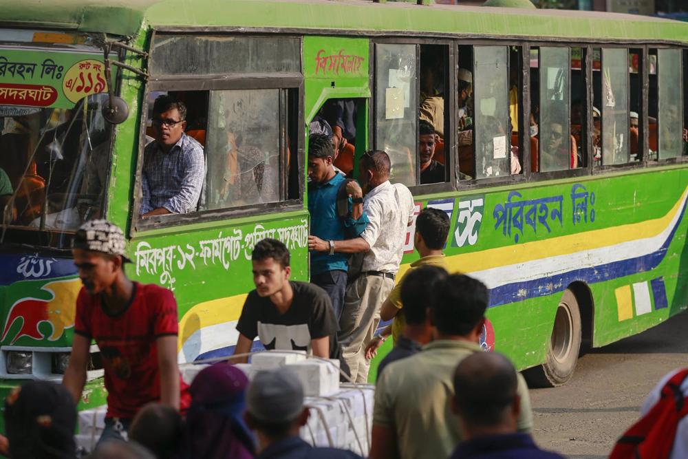 Bangladesh .- At least 17 killed in bus accident
