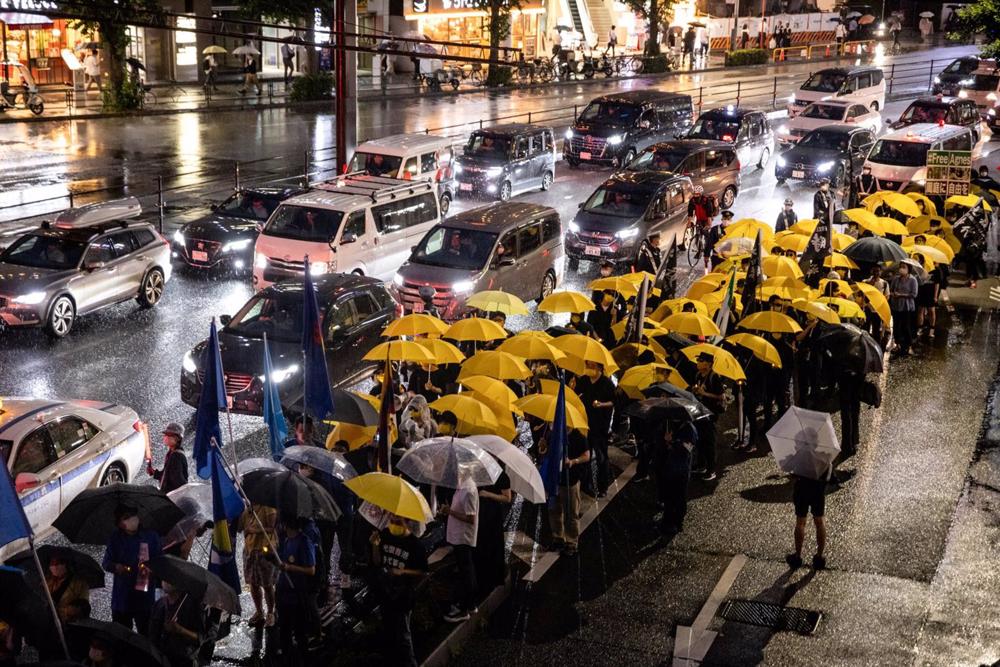 China.- Manifestantes marchan en Hong Kong en la primera marcha autorizada en tres años
