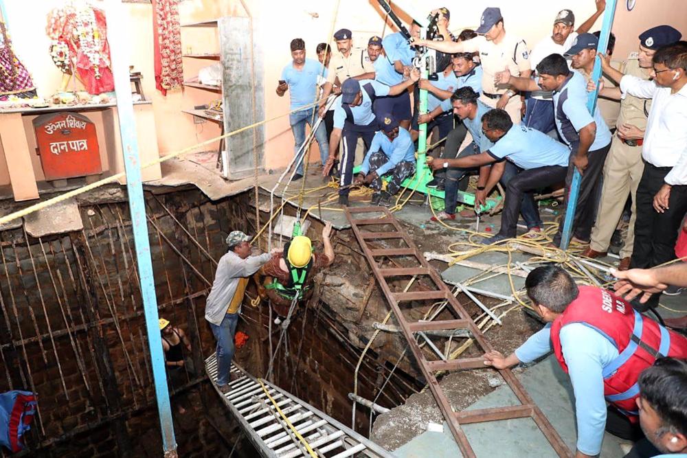 35 pessoas mortas quando parte do chão de um templo hindu no centro da Índia desmorona