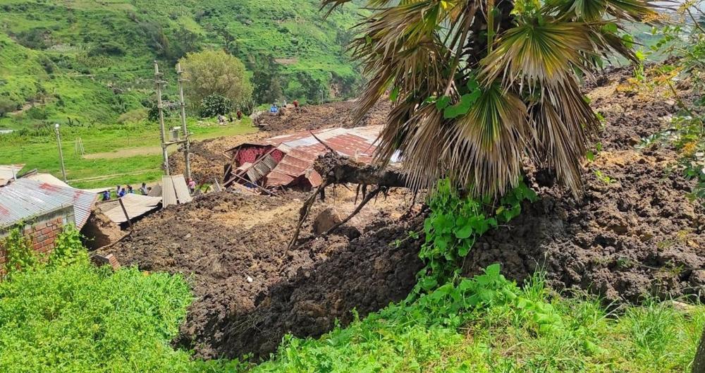 Perú.- Al menos cinco muertos y diez desaparecidos en un deslizamiento de tierra