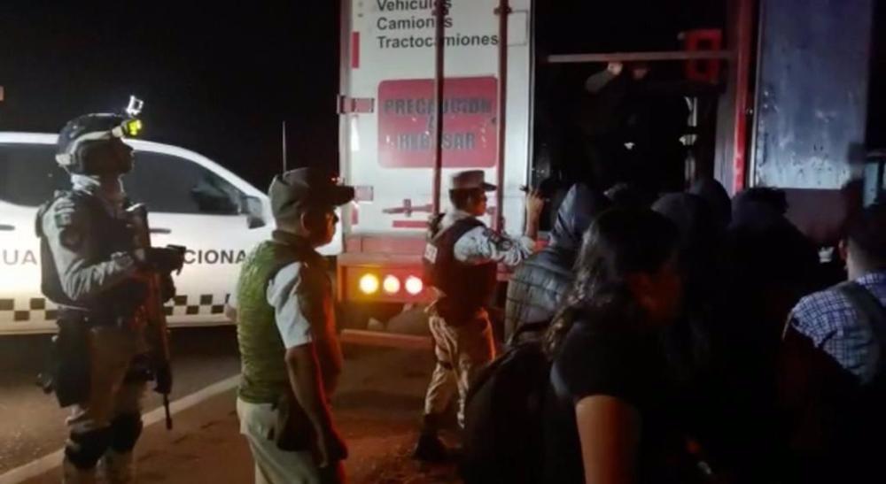 Encuentran más de 200 personas migrantes en un camión abandonado en Veracruz