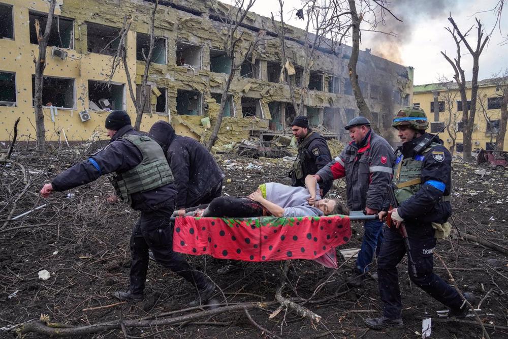 World Press Photo centra-se na Ucrânia com prémio para imagem de mulher grávida evacuada em Mariupol