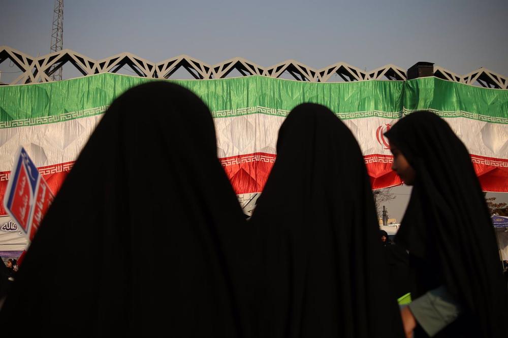 Iranian police send warning messages to more than 2,000 women for not wearing the veil