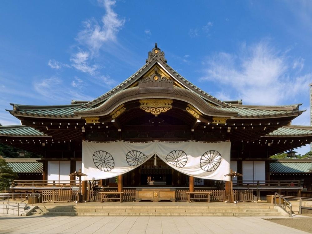El primer ministro de Japón, Fumio Kishida, envía una ofrenda al santuario Yasukuni