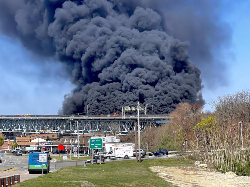 Un accidente mortal provoca un incendio en un importante puente de una autopista de Connecticut (Estados Unidos)