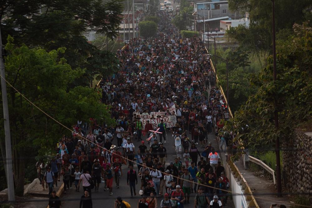 México.- Caravana de 3.000 migrantes forma un ’Via Crucis’ para pedir justicia por los 40 migrantes muertos en incendio