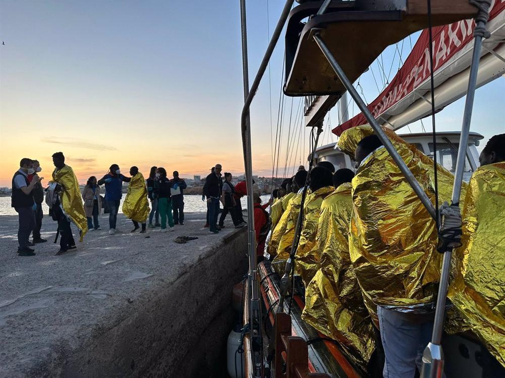 Italian Coast Guard rescues 1,200 people in several Mediterranean shipwrecks