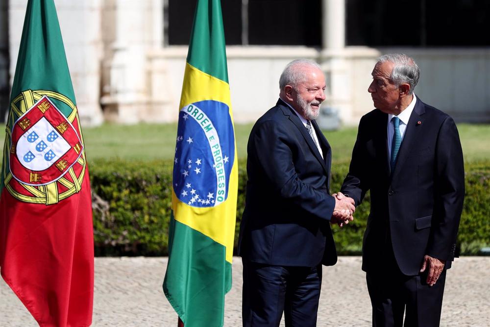 Lula condena a invasão da Ucrânia na Assembléia Portuguesa em meio a protestos da extrema direita