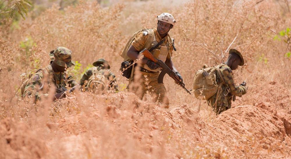 Sechs Soldaten sterben bei Bombenexplosion in Kamerun während sie in einem Fahrzeug unterwegs waren