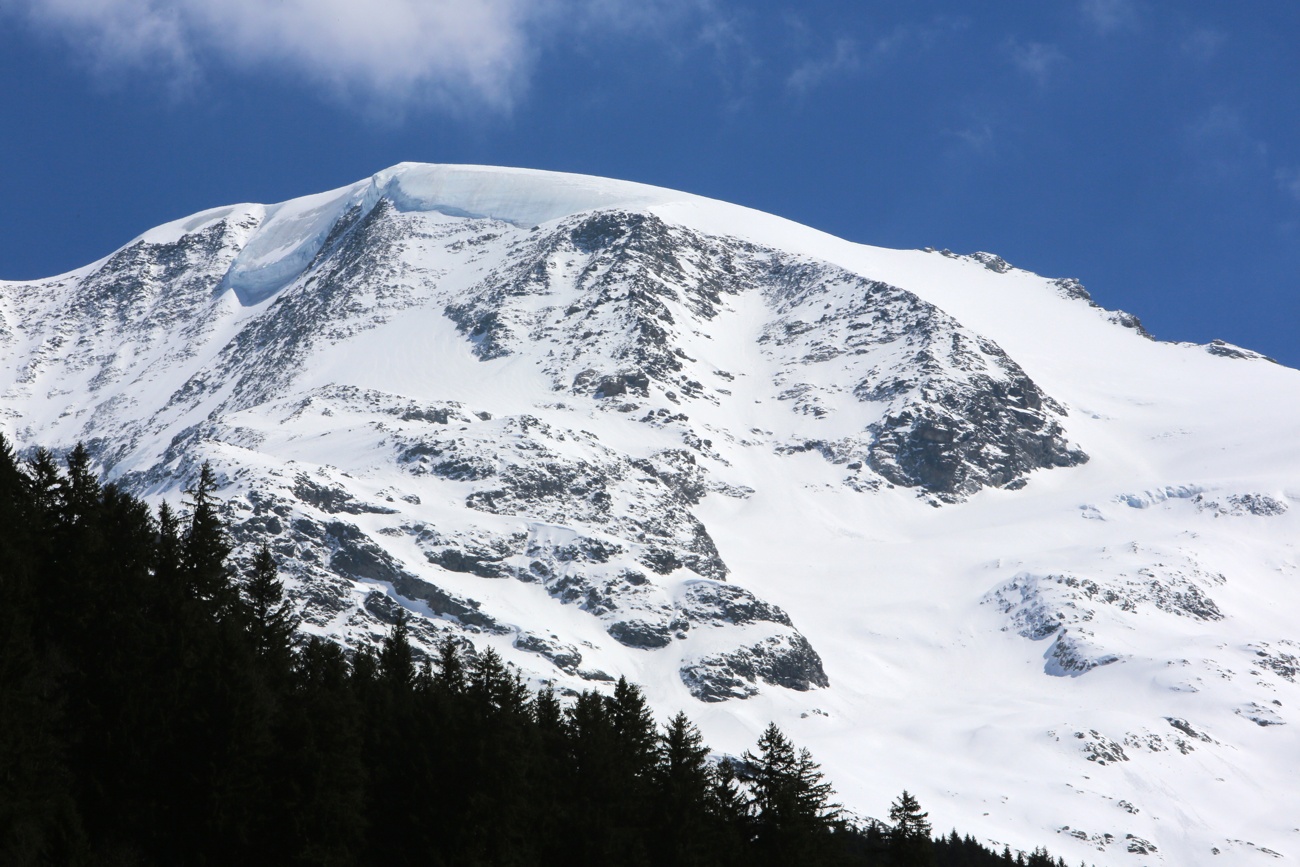 Avalanche in French Alps claims the lives of six people on Sunday