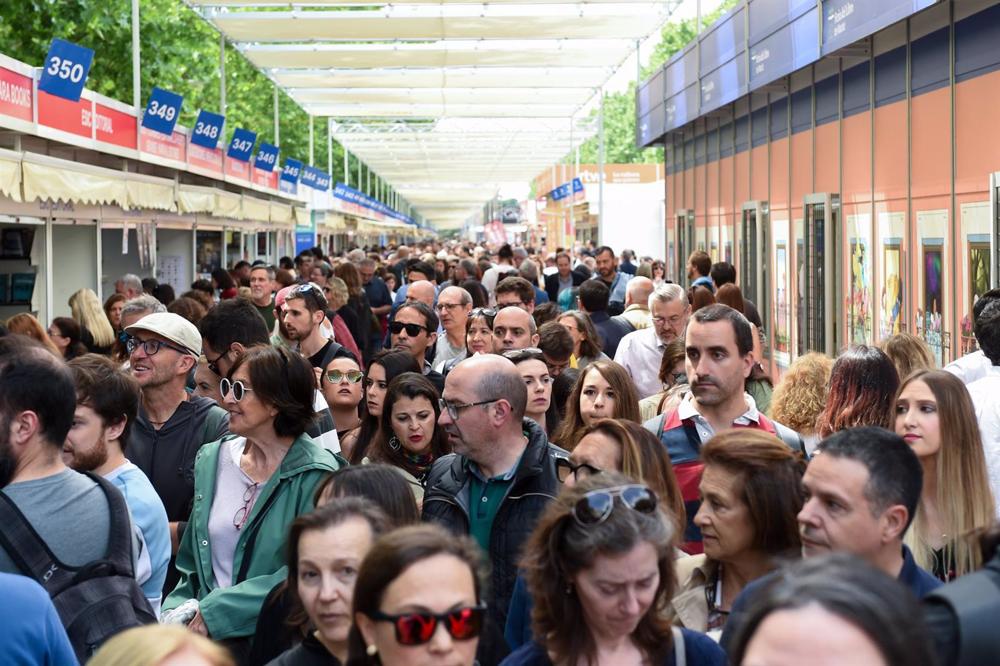 La Feria del Libro de Madrid resiste casi sin daños a las fuertes lluvias en su primera semana: ’’No ha ido mal’’