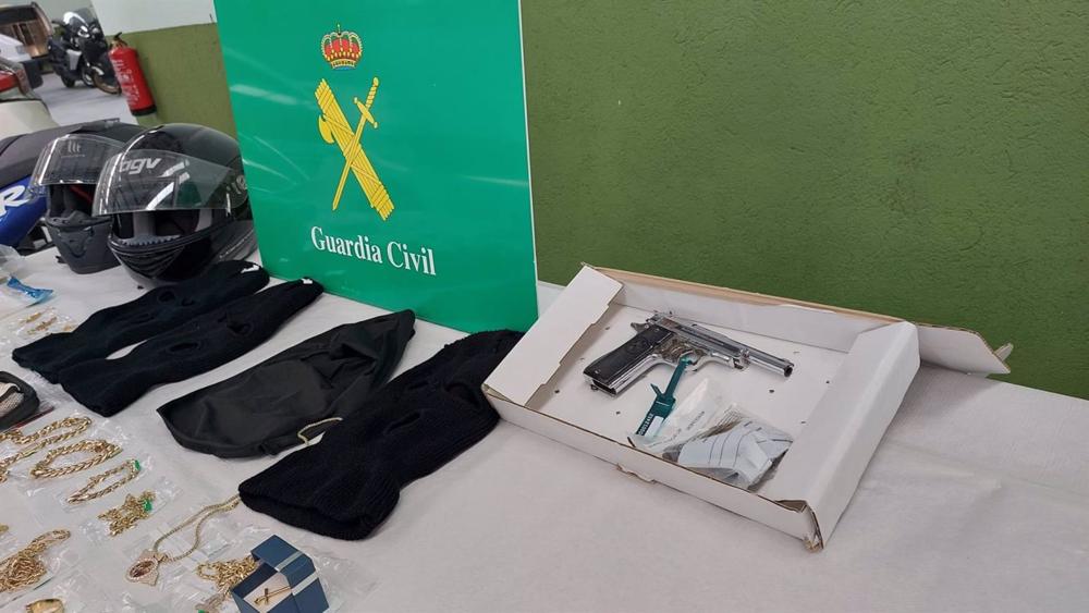 Una pistola, joyas valoradas en 100.000 euros y cocaína, entre las incautaciones en la operación de Galicia y Cataluña