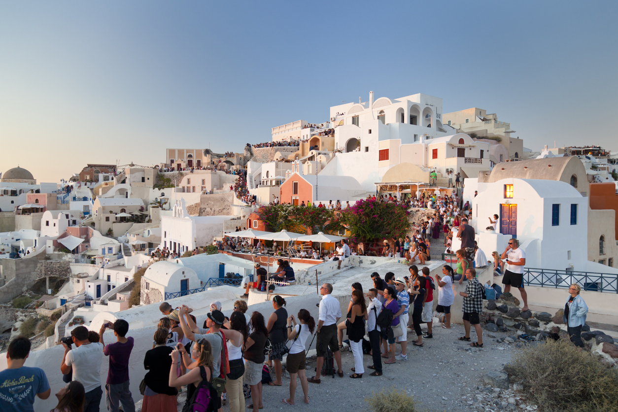 Santorini on Edge: Hundreds of Earthquakes Trigger Panic and Mass Evacuation